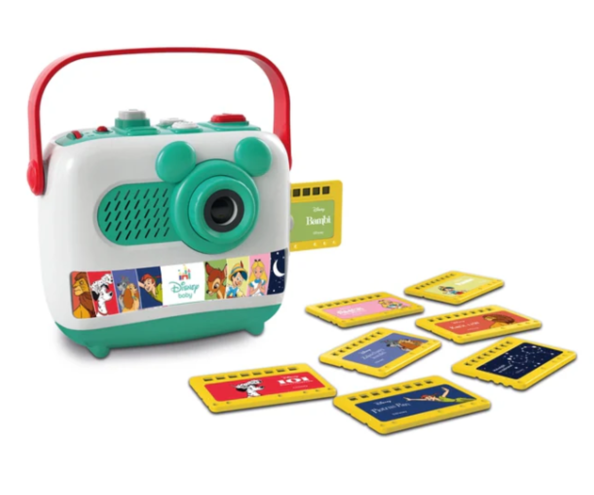 Lähivaade projektori sisestatud slaidikaardile ja pildi projektsioonile.