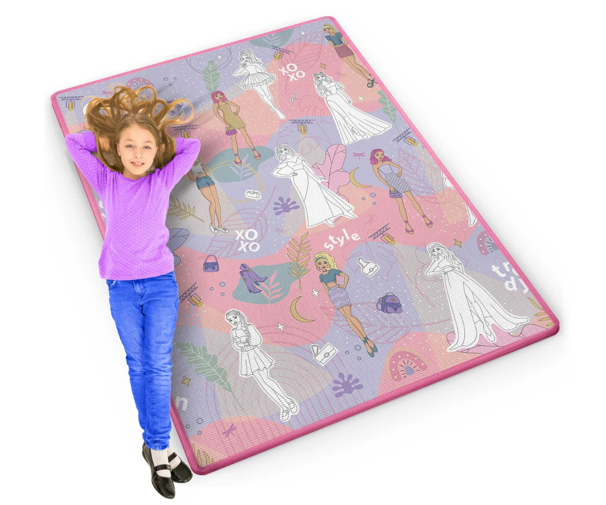 Roosa Ricokids värvimismatt on laotatud põrandale koos lapse joonistusvahenditega.