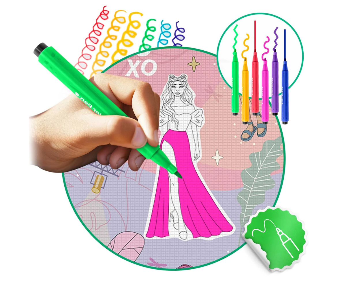 Laps joonistab värviliste markeritega mattile ning naeratab loovalt tegutsedes.