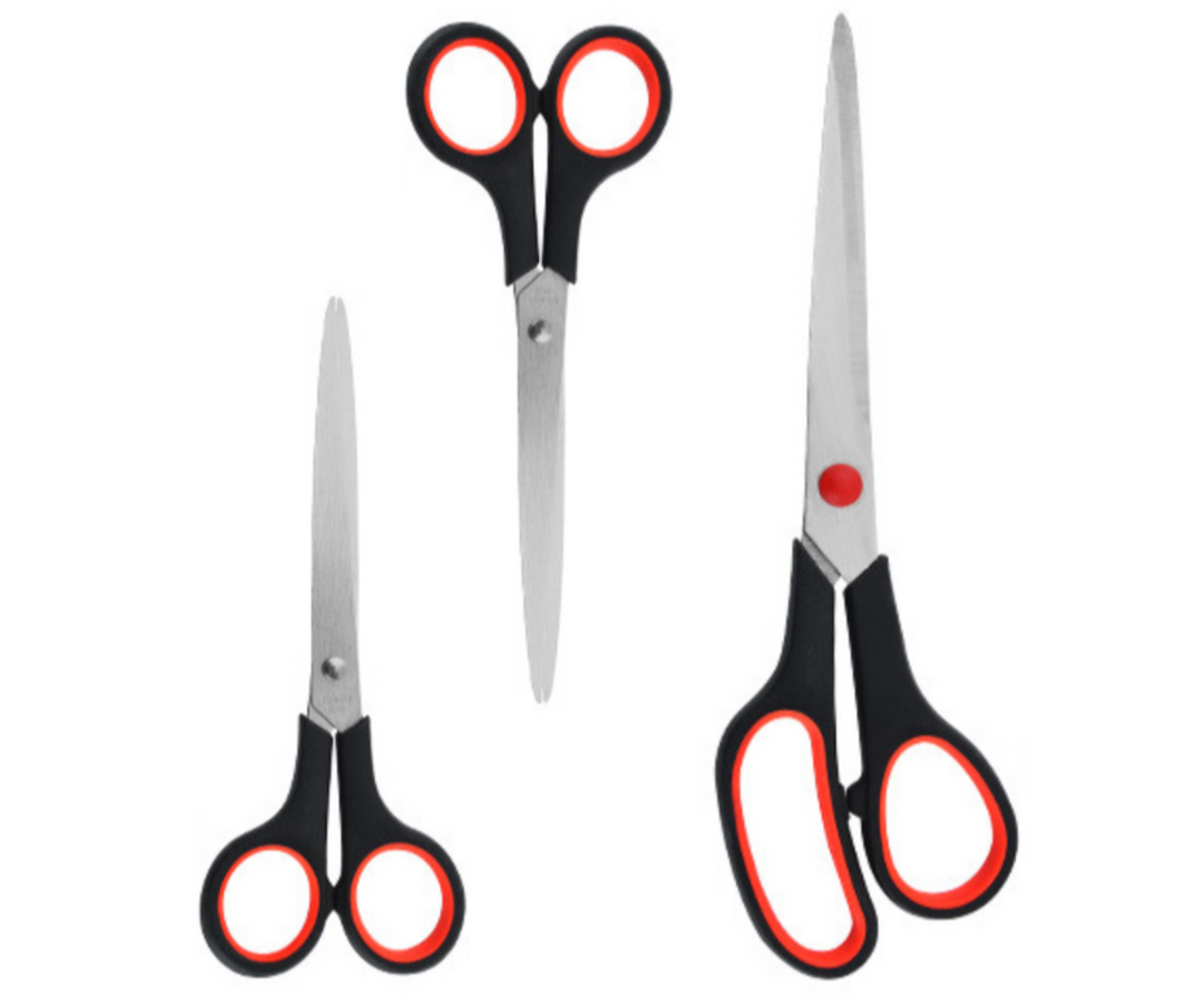 Erinevate suurustega universaalsed käärid kontorikääride komplektis.