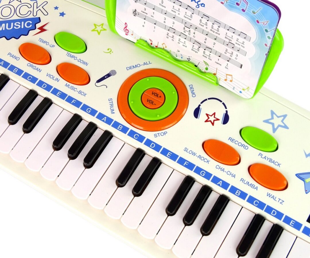 Lähivõte sinisest süntesaatorist lastele, millel on USB ja MP3 funktsioonid.