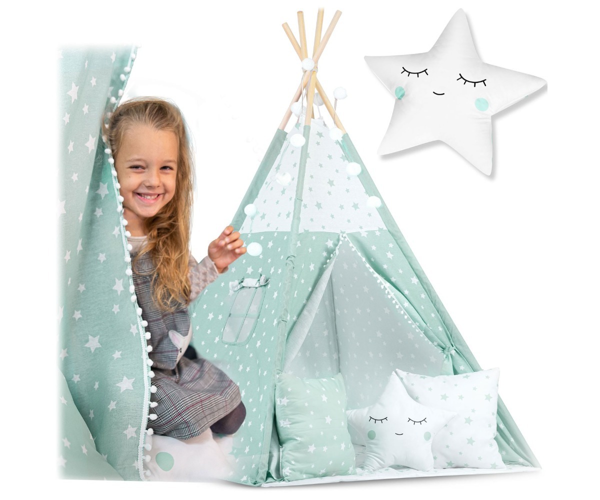 Laste tipi-telk tulekestega – mündiroheline tähemustriga, laps rõõmsalt telgis mängimas