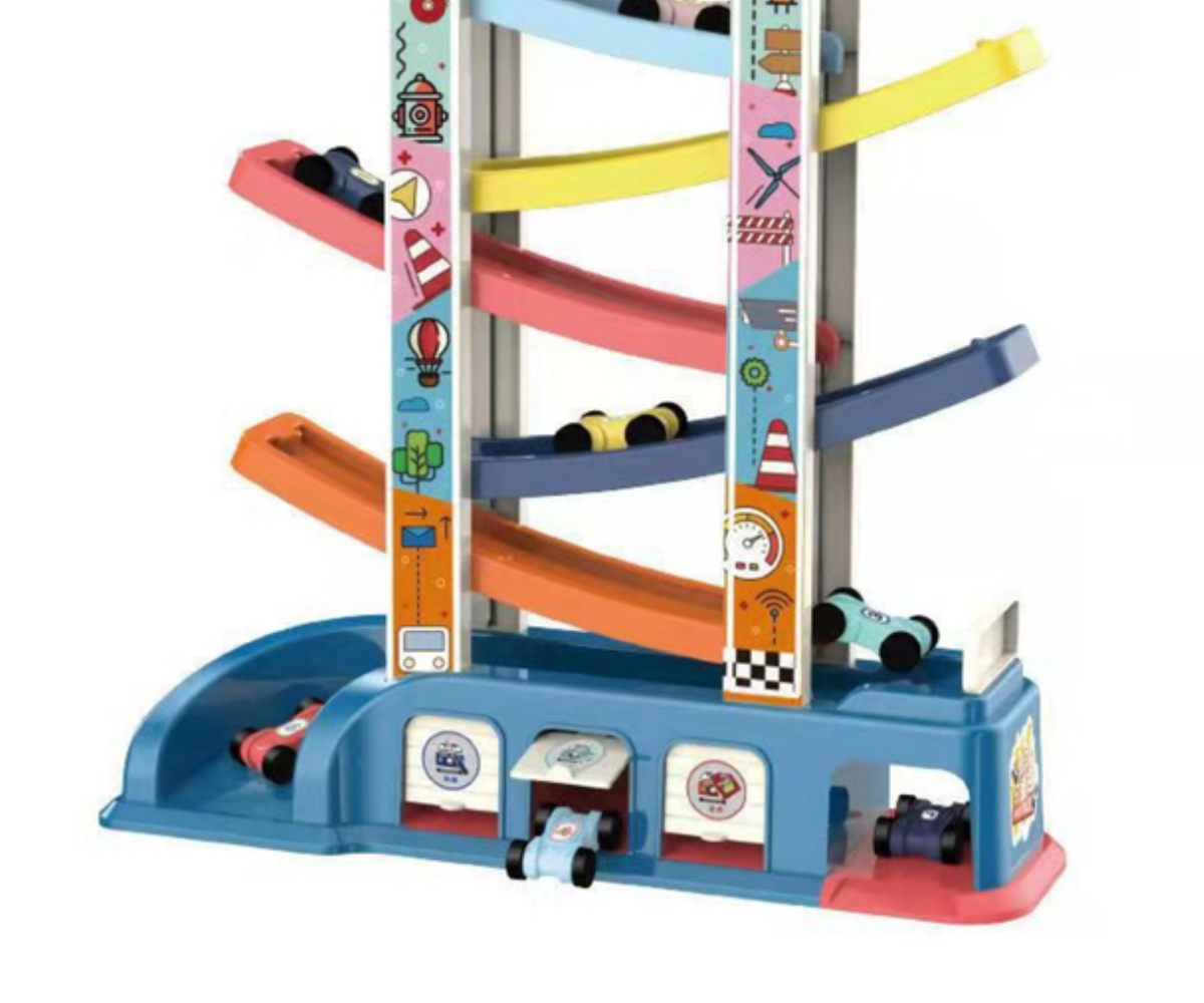 Laps mängimas autode liumäega, kus autod veerevad mööda radu alla