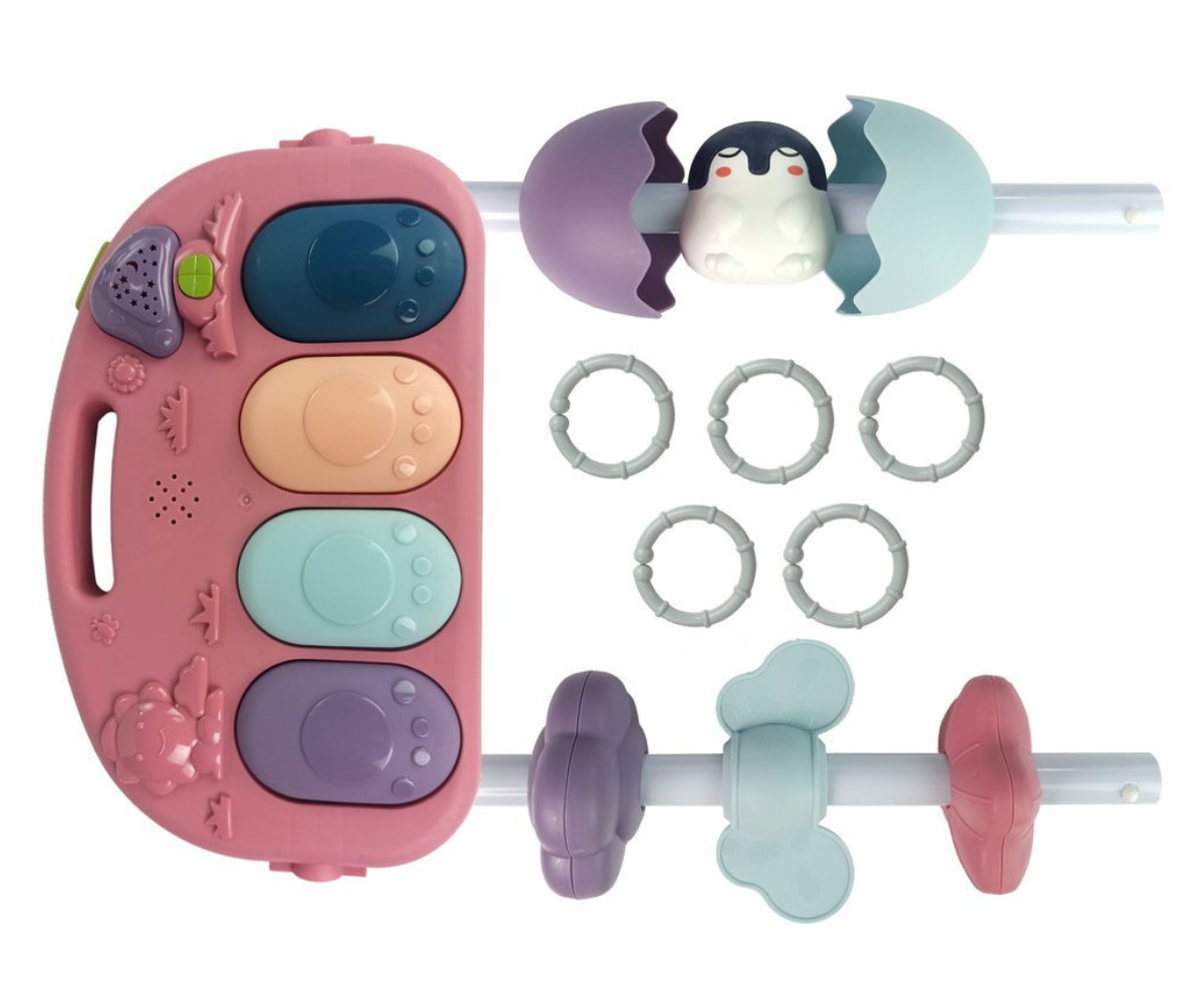 Riputatavate kõristite ja närimisrõngastega beebimatt pehmelt polsterdatud alusel.