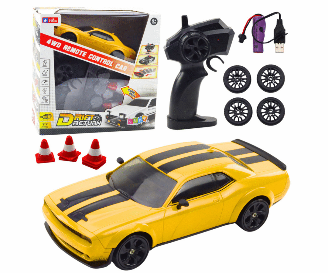 Kaugjuhitav kollane drift-sportauto vahetatavate ratastega