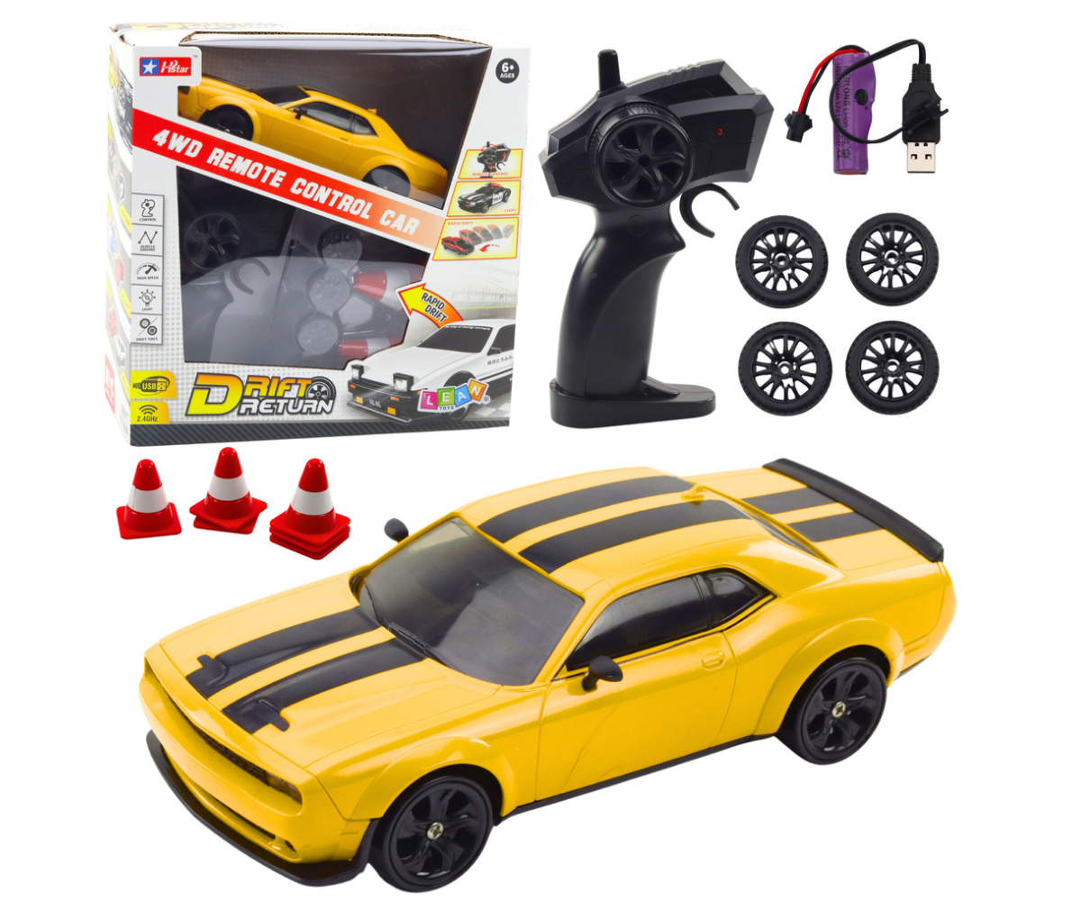 Kaugjuhitav kollane drift-sportauto vahetatavate ratastega