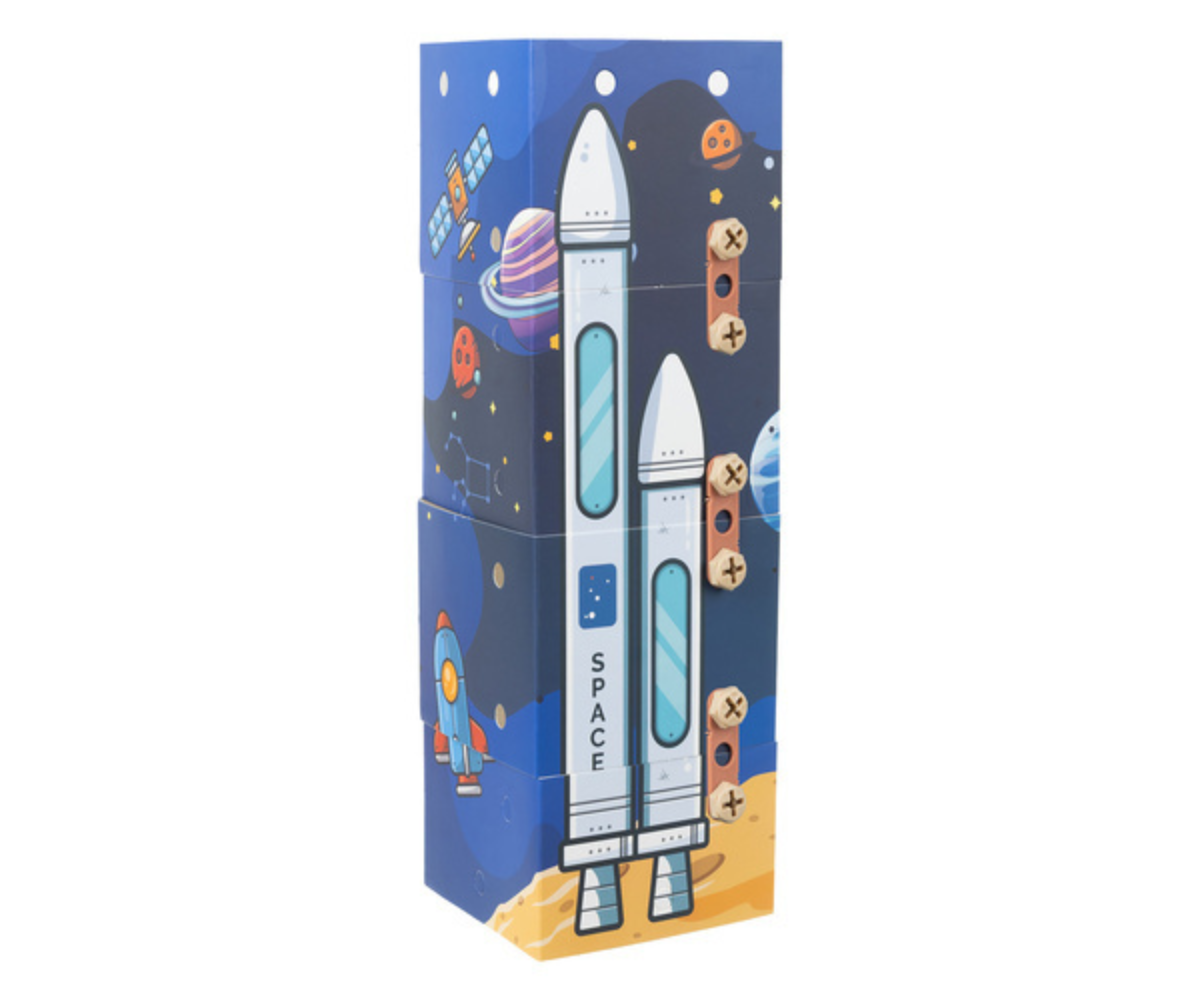 Ehituskonstruktor kasutusel – laps ehitab kolmemõõtmelisi kujundeid.