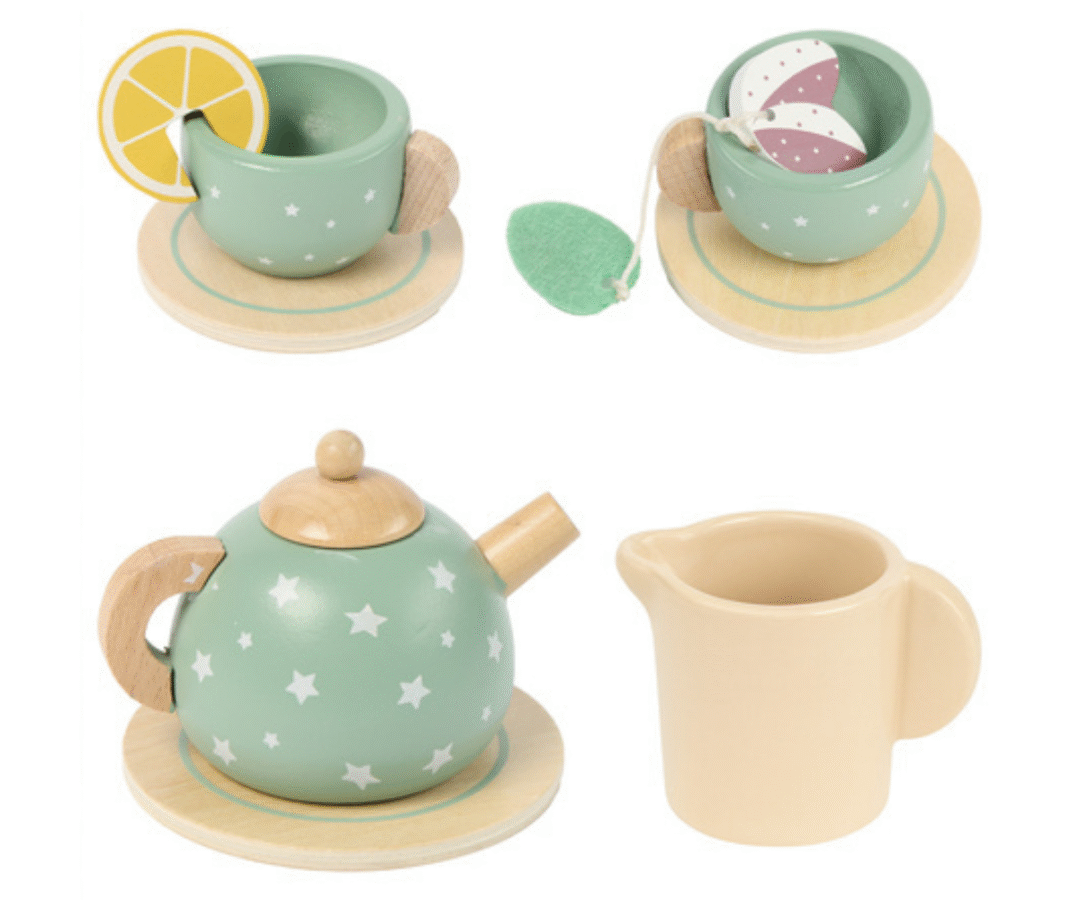 Laste teepidu puidust nõudega – tassid, kann ja kandik.