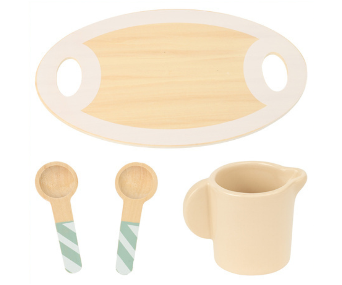 Teekann, piimakann ja tassid detailvaates.