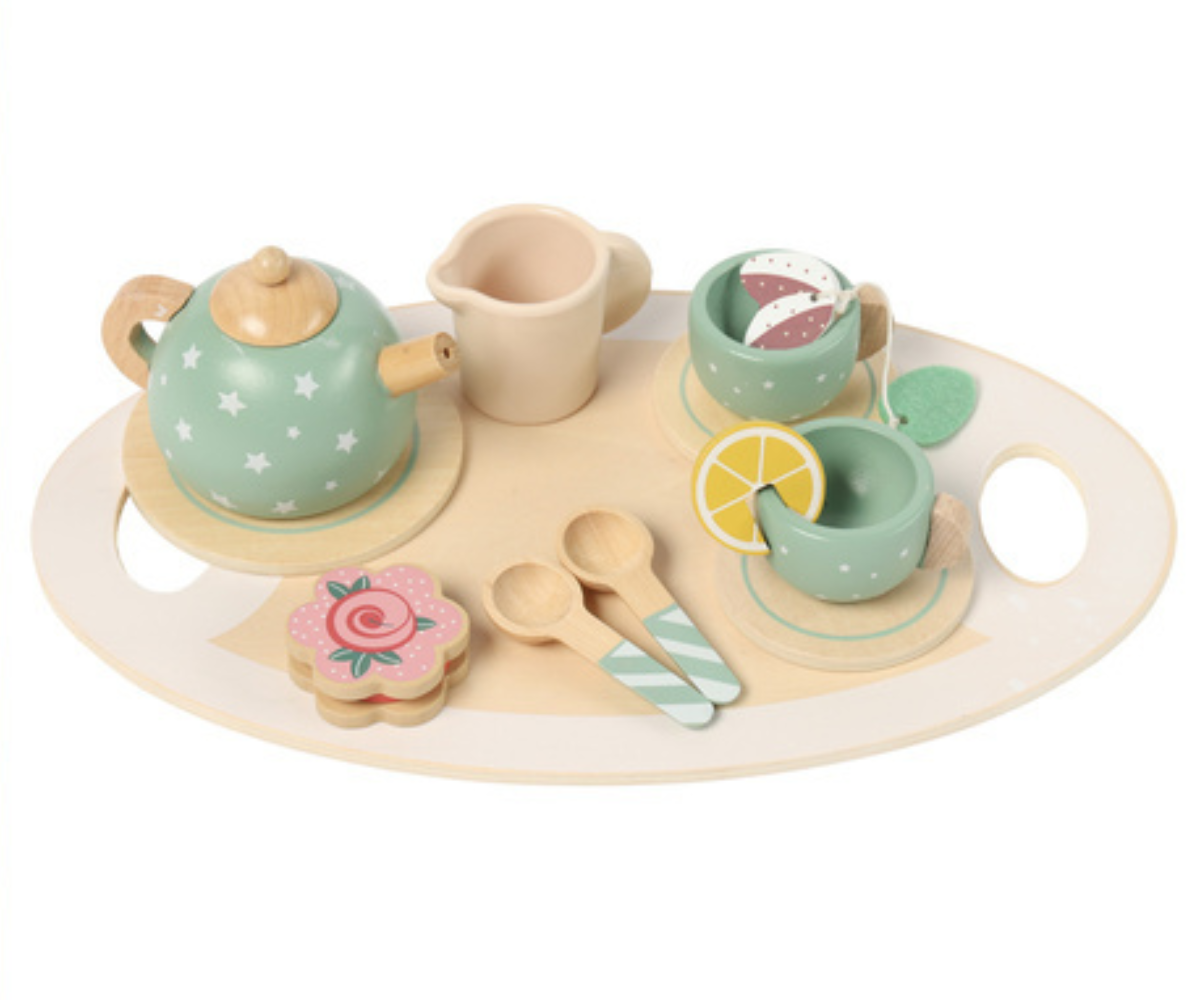 Puidust teekomplekti tarvikud – küpsised, sidrun ja teekotid.