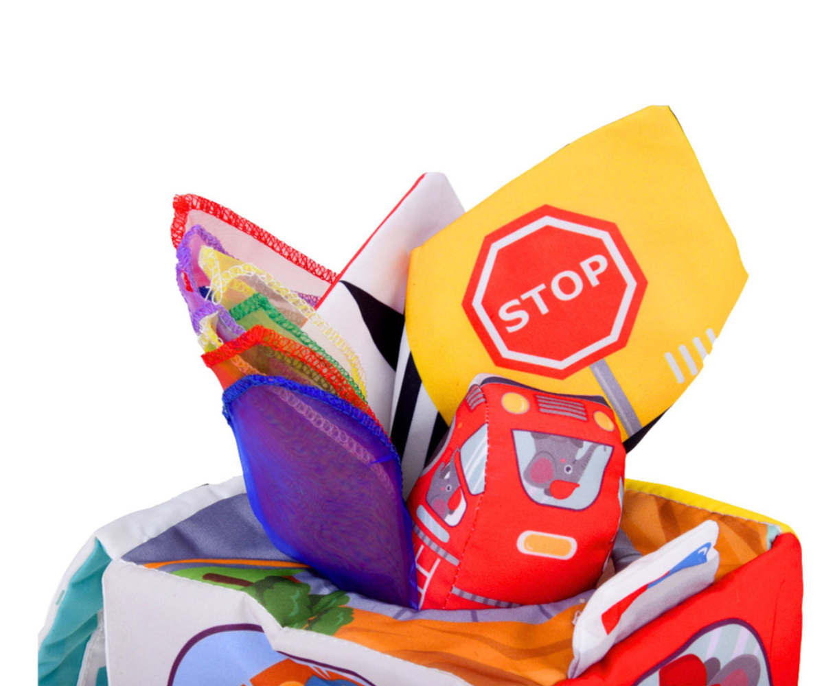 Sensoorne kuubik värviliste pallide ja tekstiilidega