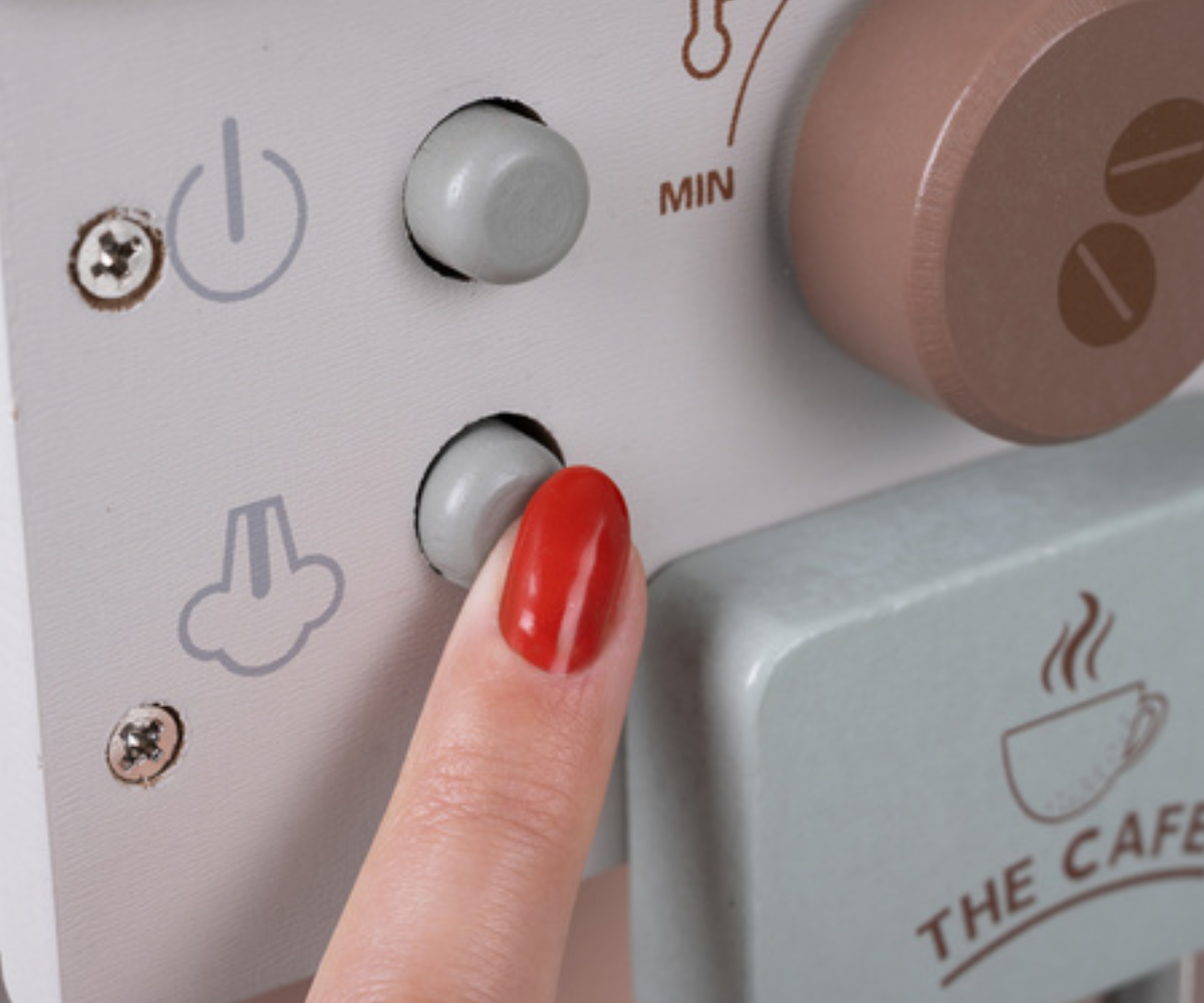 Laste kohvimasin puidust rollimänguks kodukohvikus.