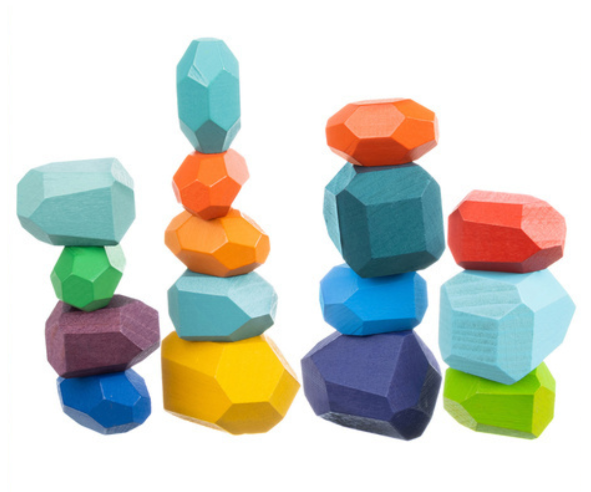 Värvilised puidust klotsid erinevates kujudes ja suurustes.