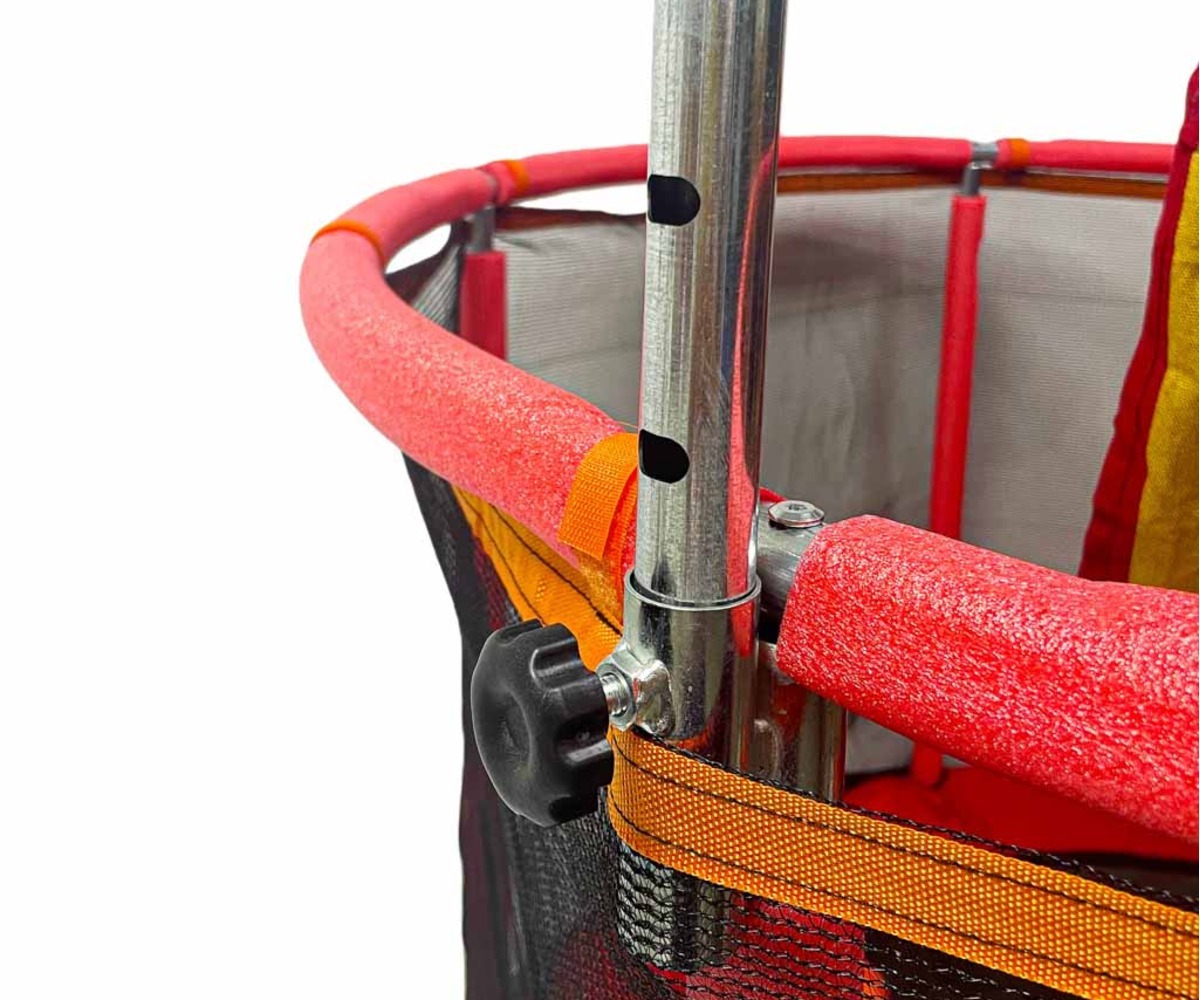 Batuut turvavõrgu ja tarvikutega – 150cm punase batuudi detailne vaade.