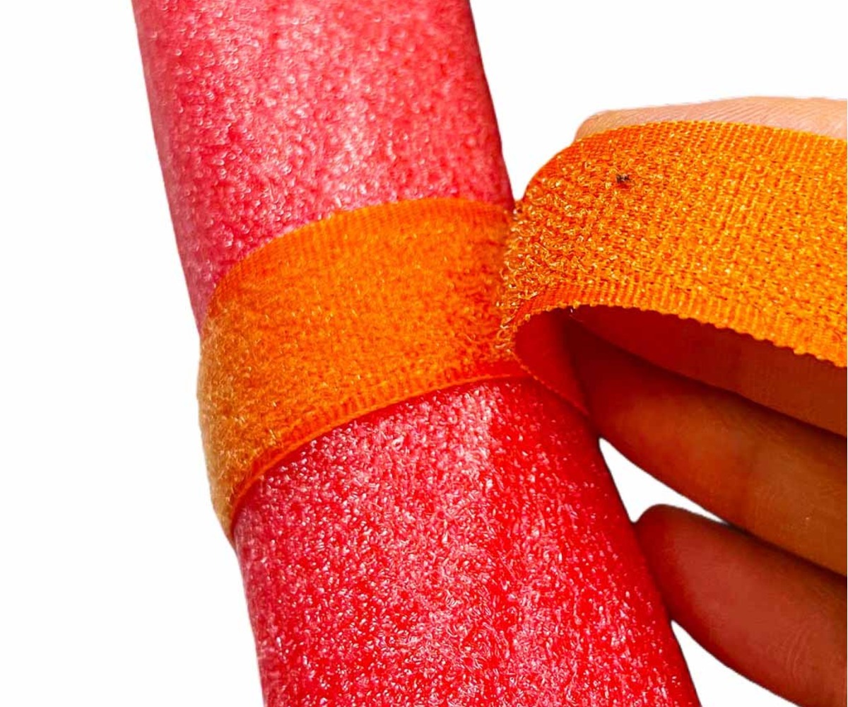 Batuut turvavõrgu ja tarvikutega – 150cm punase batuudi rihmade lähedane foto.