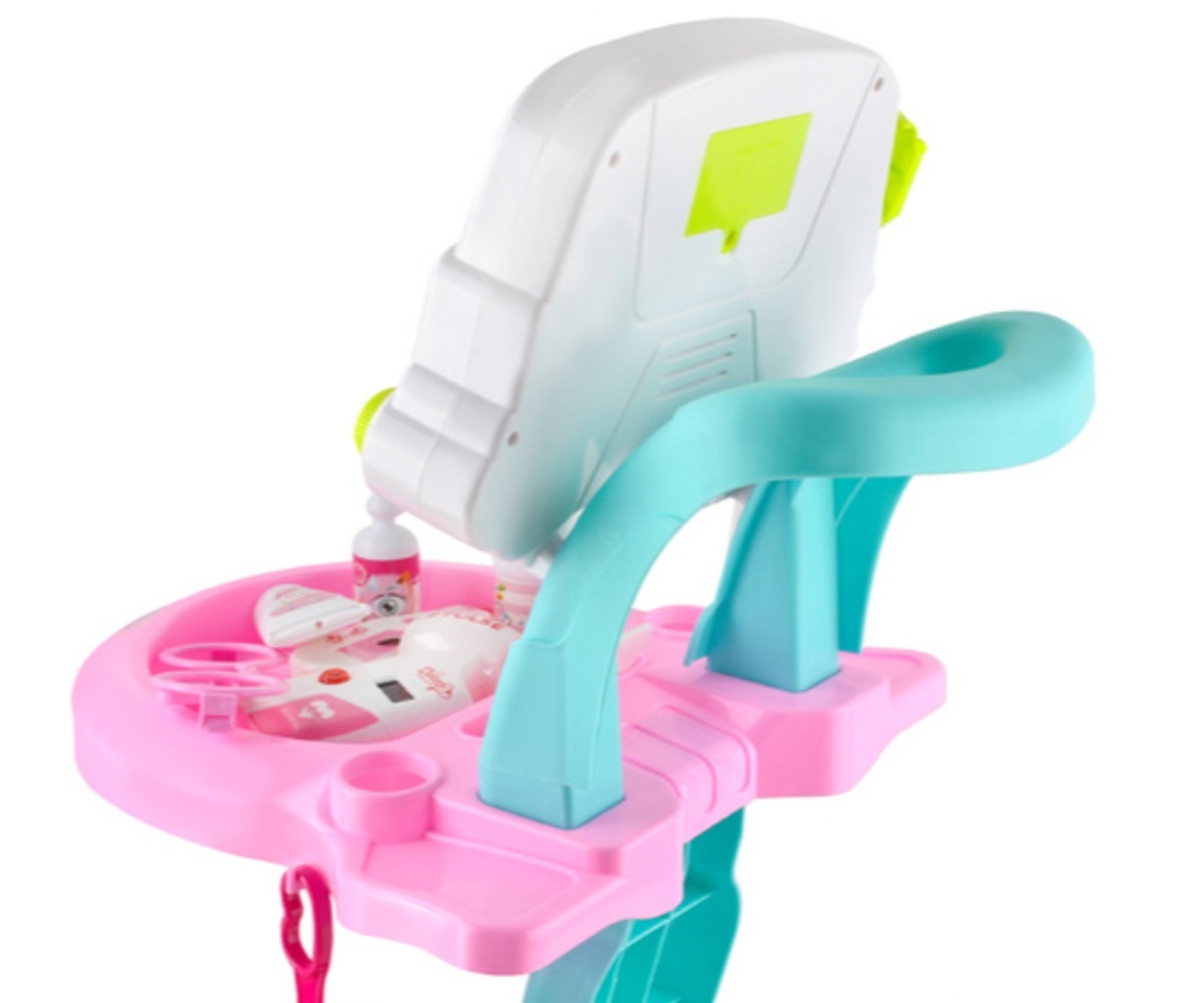 Arstikomplekt käruga Little Doctor – roosa detail koos mänguasjadega laua peal.