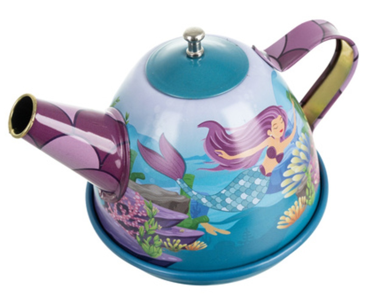 Teekann Laste Merineitsi teekomplektis, kaunistatud mereteemadel.