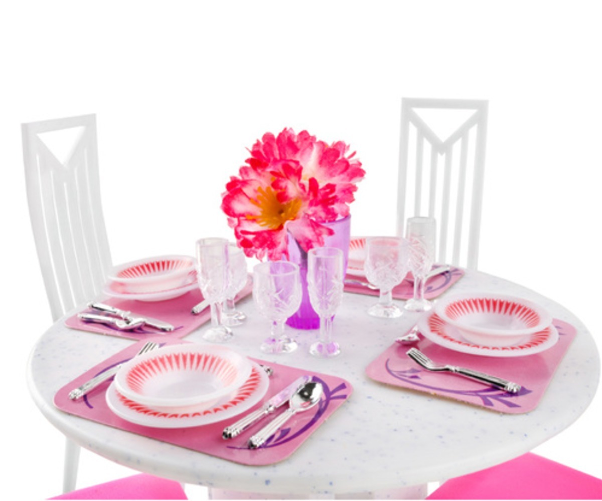 Nukumaja söögitoa mööblikomplekt 43-osaline koos kauni lillekimbuga laual