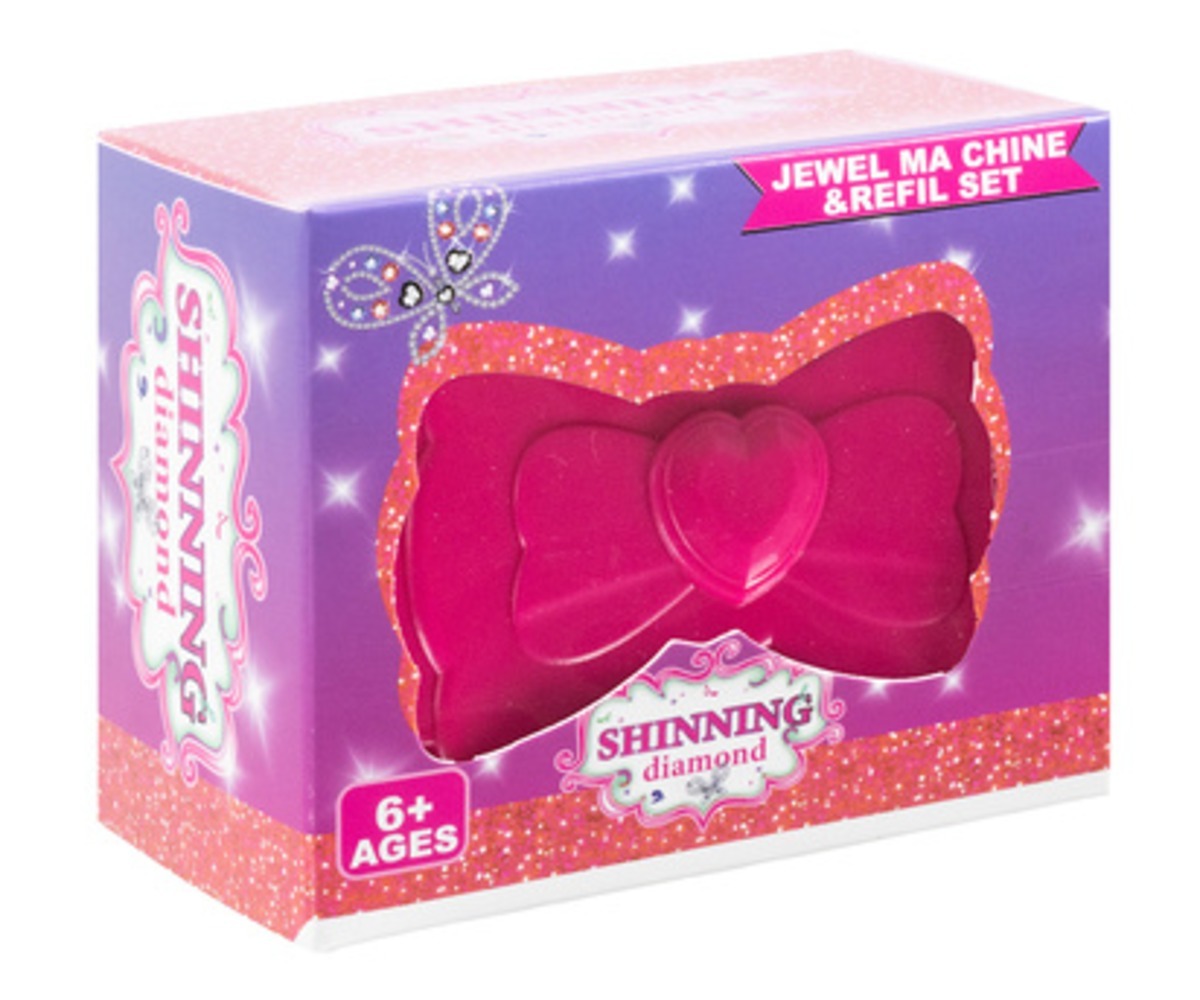 Pakk, mis sisaldab juuste ja riiete kaunistamise masinat ja kristalle