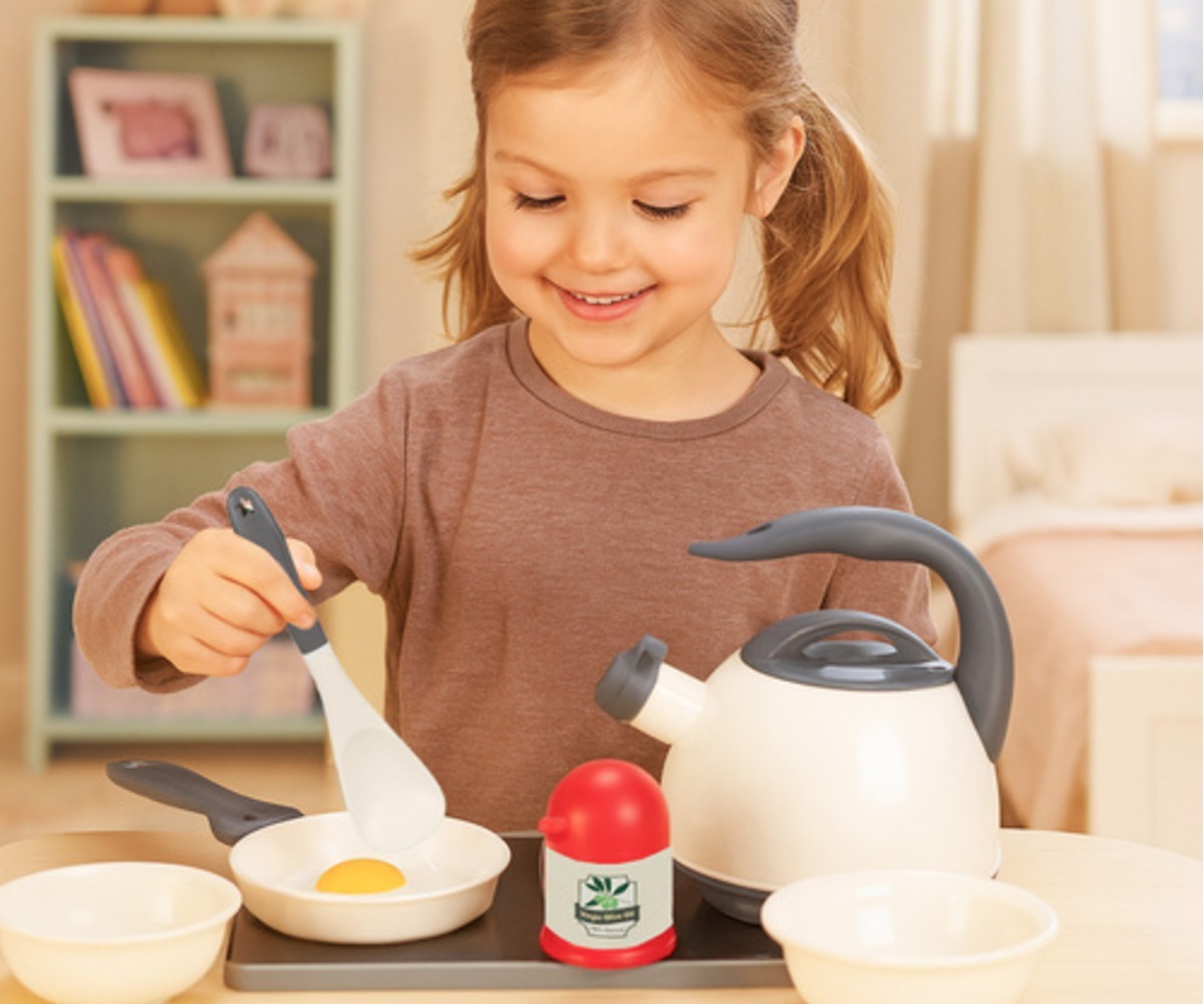 Laps valmistab toitu laste kööginõude komplektiga 32 osa – Kruzzel, nautides mänguaega.