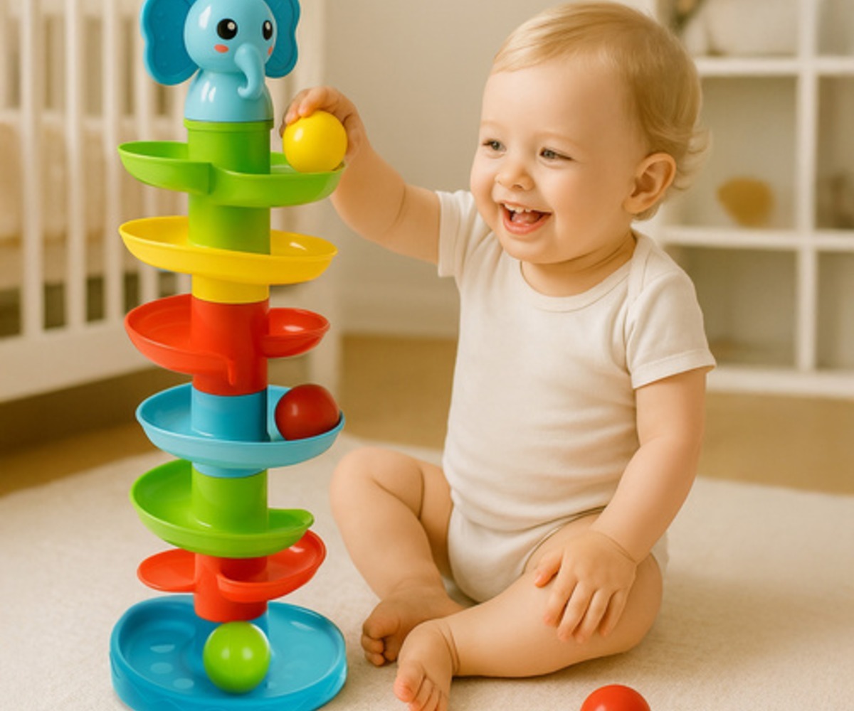 Pallitorn lastele – värviline pallirada, laps tõstab palli