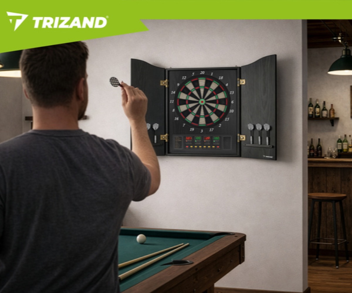 Mängija, kes viskab noolt elektroonilisele noolemängu komplektile – 27 mängu, mänguruumi taustal.