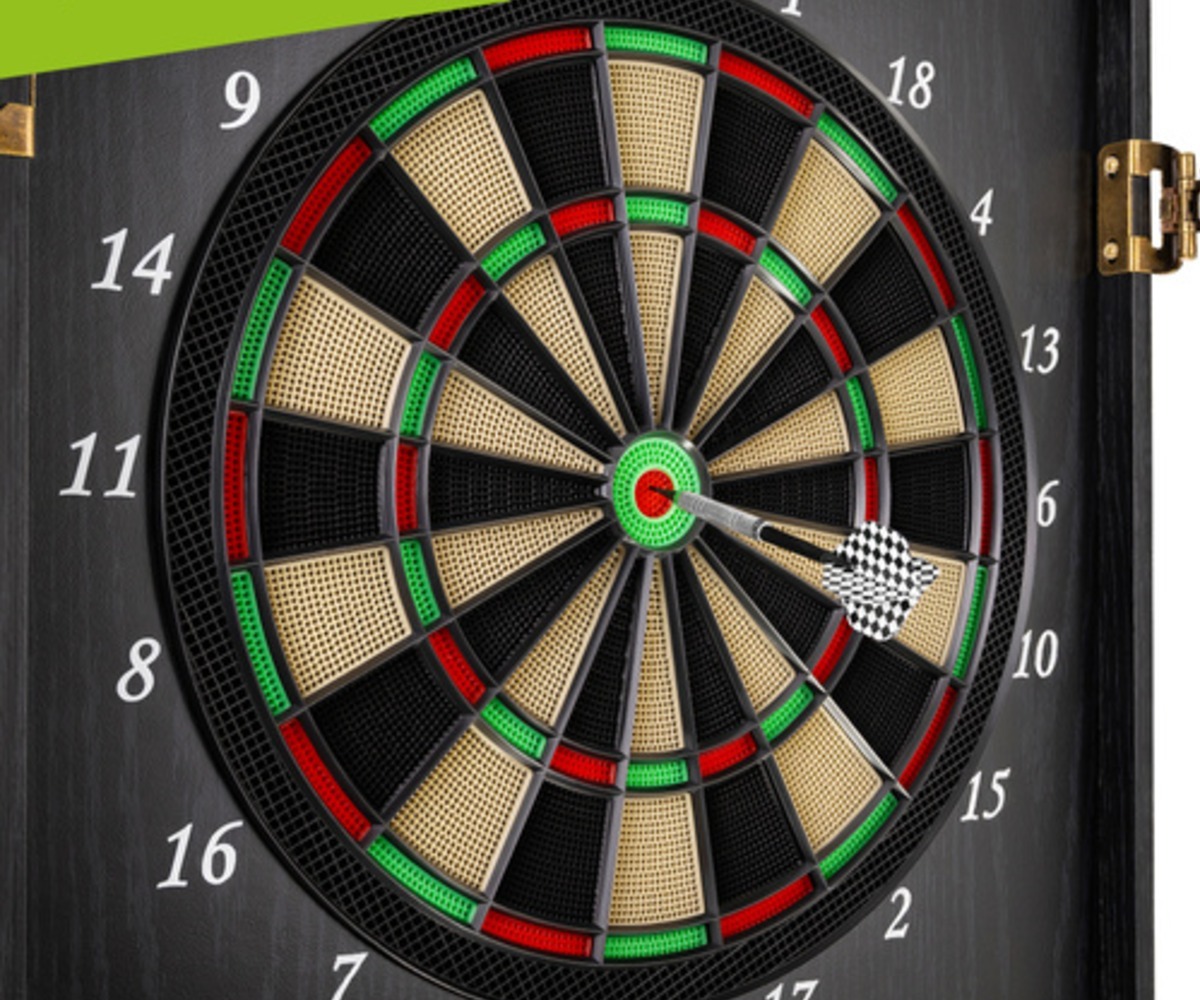 Kaugel olev sihtmärk elektroonilisest noolemängu komplektist – 27 mängu, noole täpselt sihtimisel.