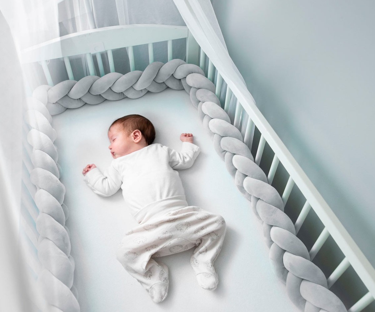 Beebi magab voodipehmenduses Ricokids 3m – hall, pakkudes mugavust ja turvalisust.