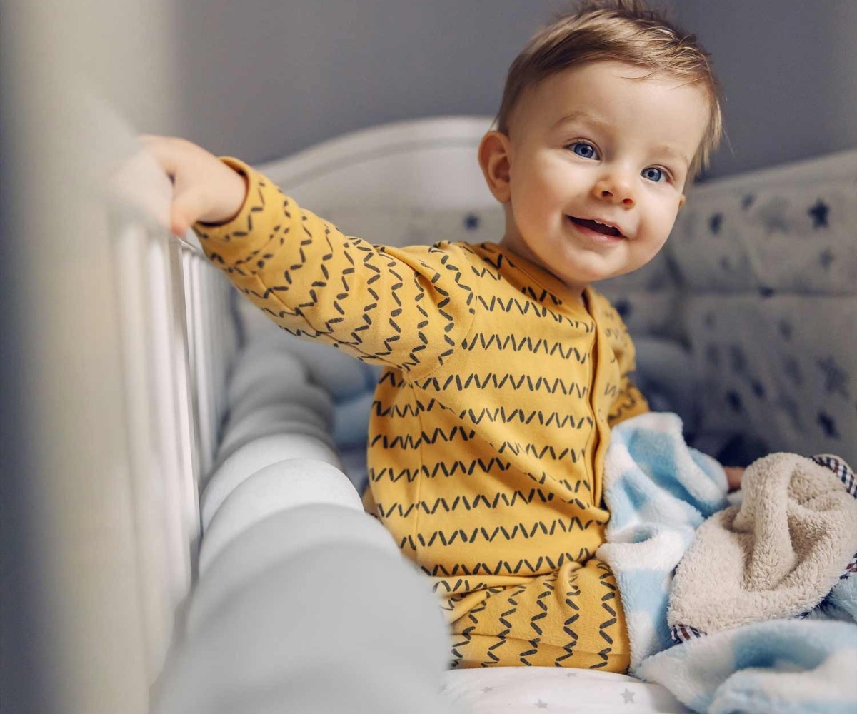 Beebi istub beebivoodis, kus on Ricokids 3m – hall voodipehmendus.