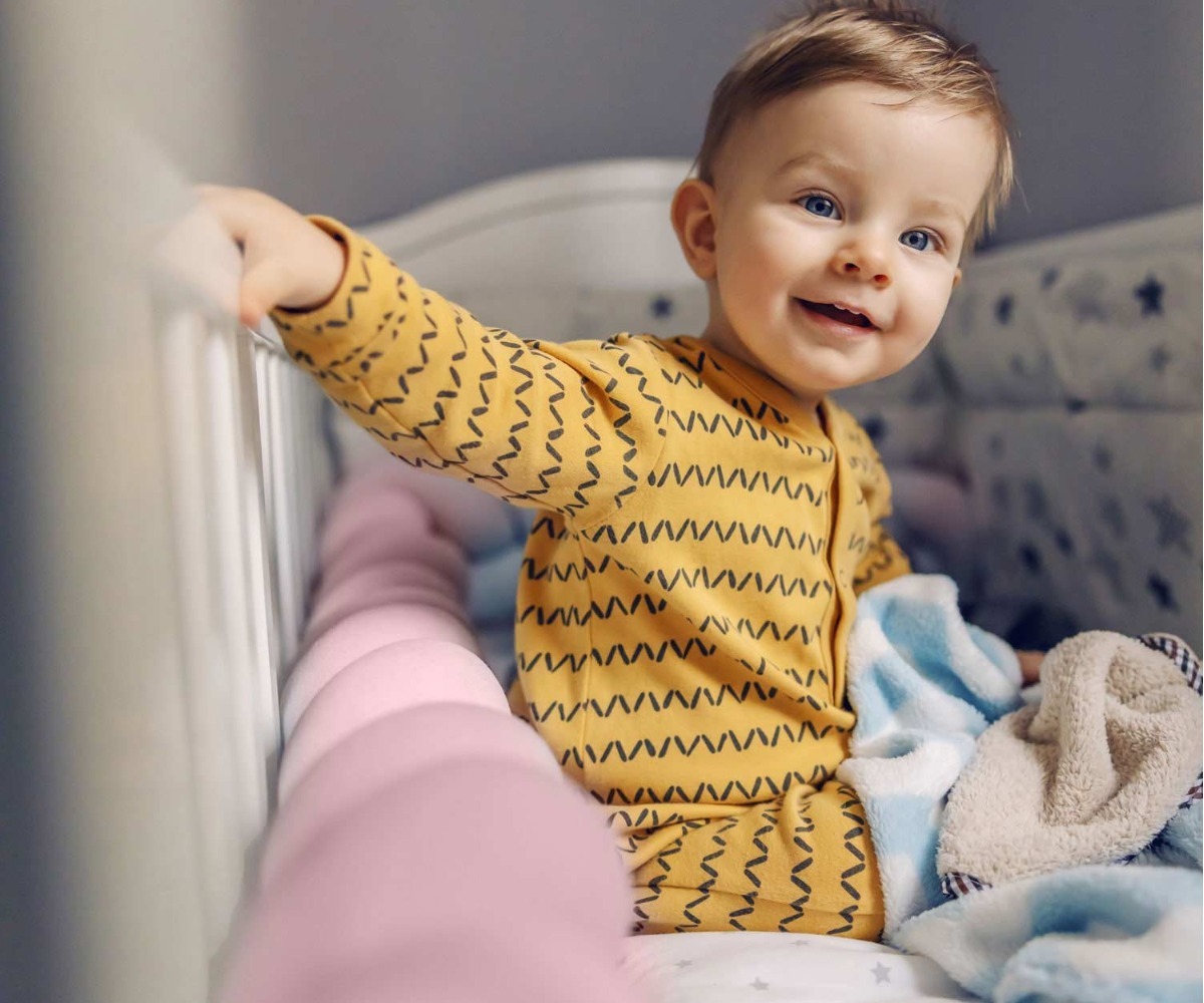 Laps, kes mängib voodipehmendusega Ricokids 3m – roosa beebivoodis.