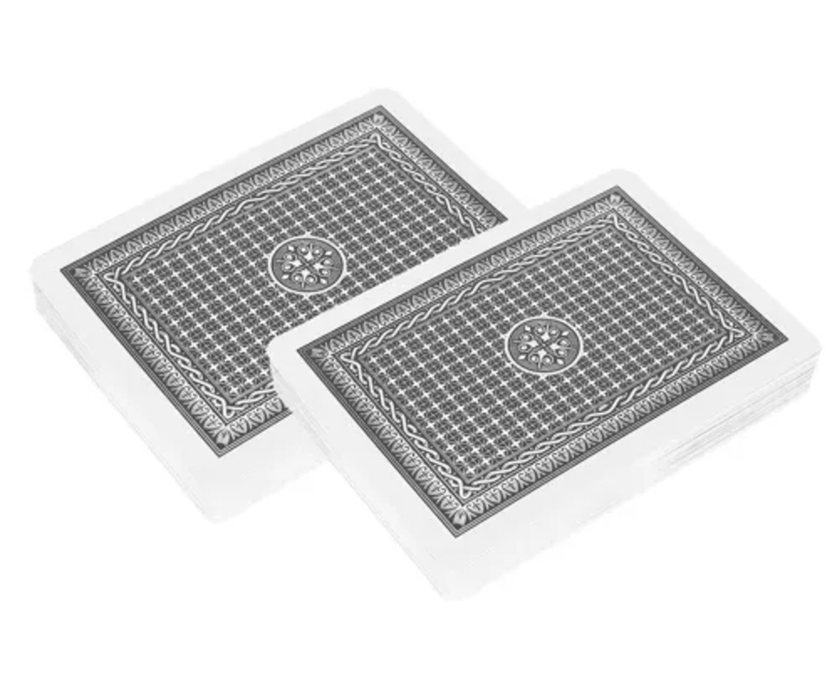 Kaks pakki mängukaarte pokkeriks.