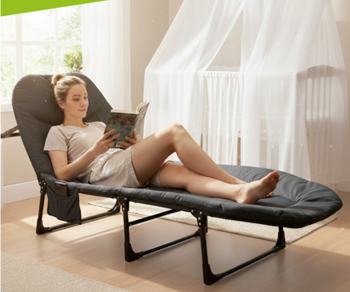 Kokkupandav välivoodi madratsiga 150kg – Trizand, naine nautimas lõõgastumist toas.