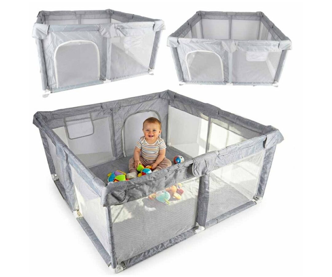 Kokkupandav mänguaedik 120×120cm – hall ja valge, beebi mängib mänguasjadega.