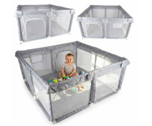 Kokkupandav mänguaedik 120×120cm – hall ja valge, beebi mängib mänguasjadega.