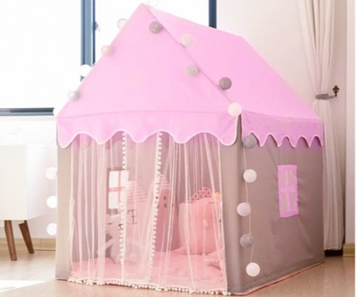 Laste telk LED-tuledega Kruzzel – roosa, kujutatud interjöör vaatega aknast.