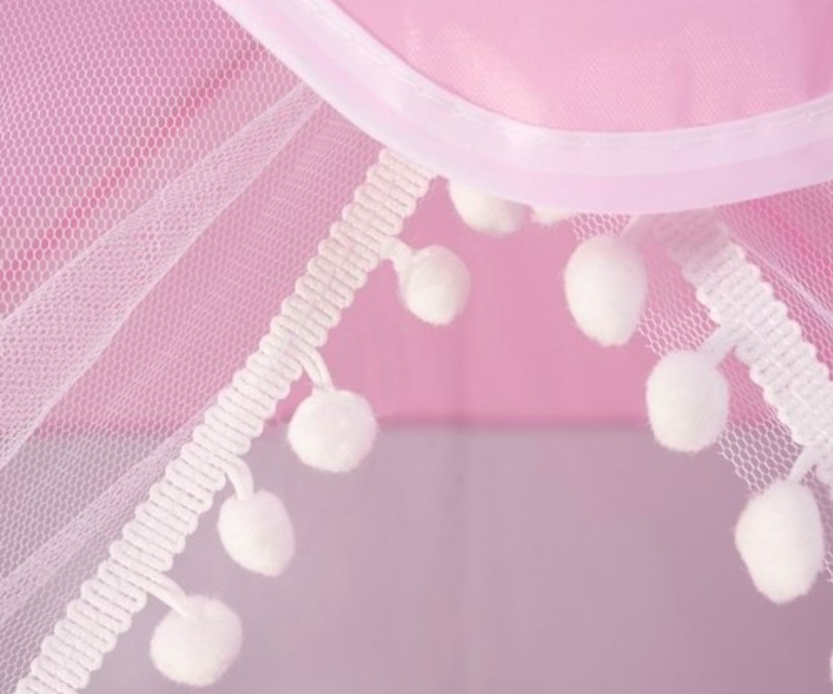 Roosa laste telg LED-tuledega Kruzzel, detailne lähenemine dekoratiivsete pom pomide ja kardinatega.