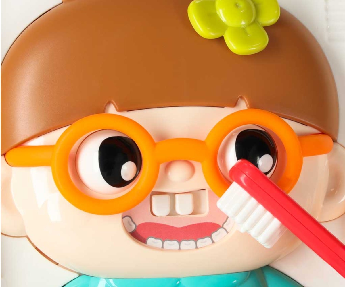 Lähivõte interaktiivsest tegelustahvlist, kus on loomi ja hariduslikke elemente.