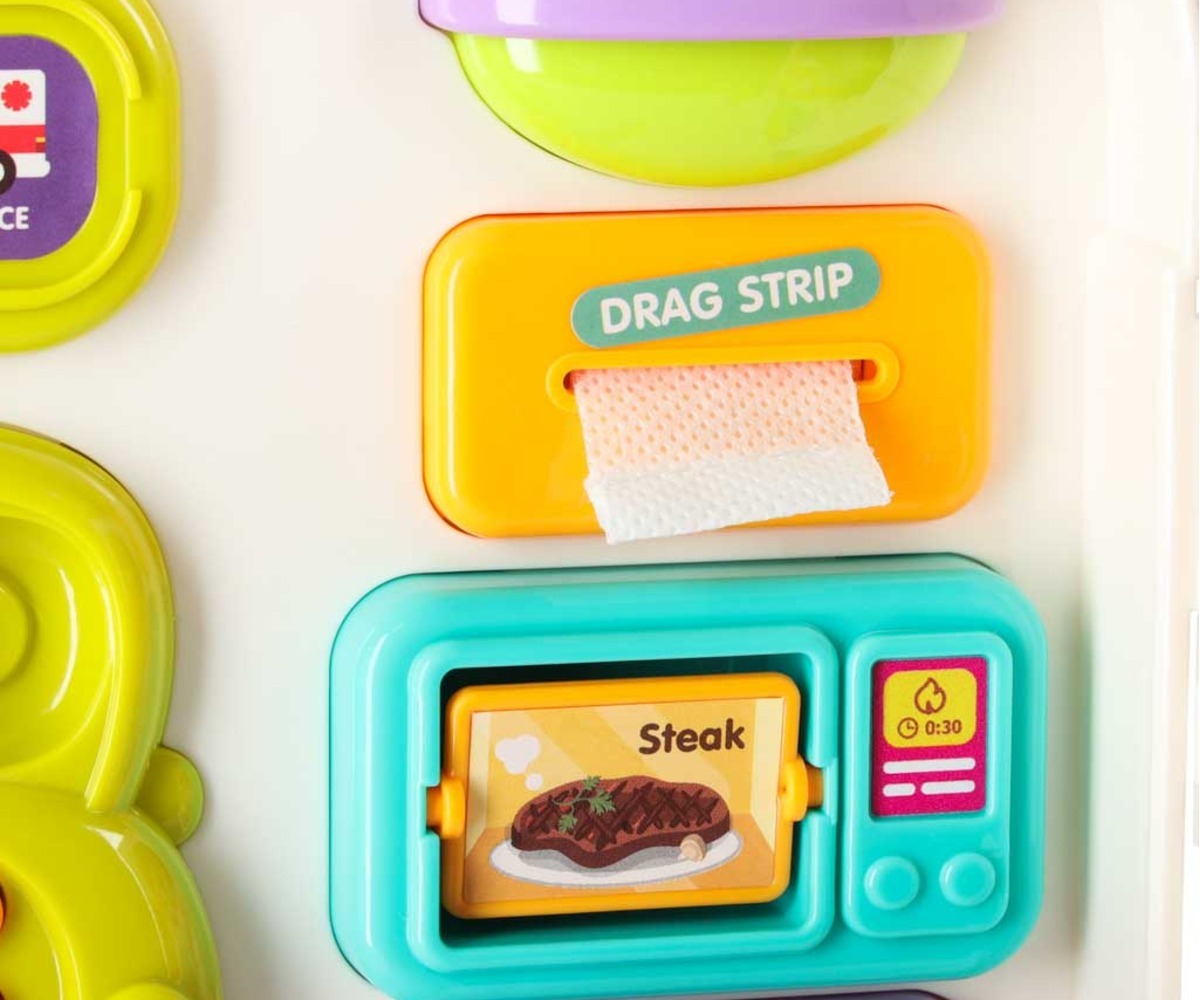 Mikrolaineahi koos ekraaniga interaktiivsel tegelustahvlil, kus lapsed saavad õppida.