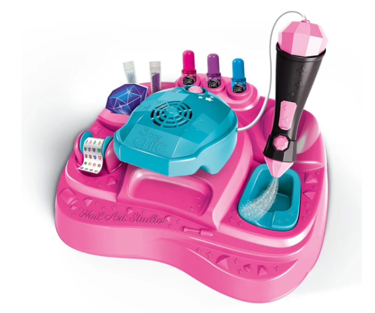 Komplekti kuuluvad küünelakid, glitter ja küünekleebised lähivaates.