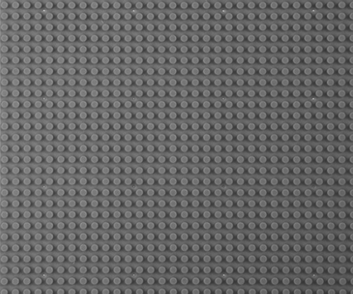 Ehitusplaat koos klotsidest ehitatud torniga – stabiilne ja tugev alus.