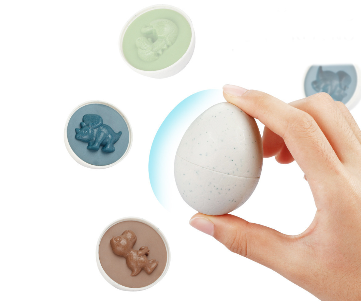 Munakujulised detailid värviliste dinosaurusekujunditega lähivaates.