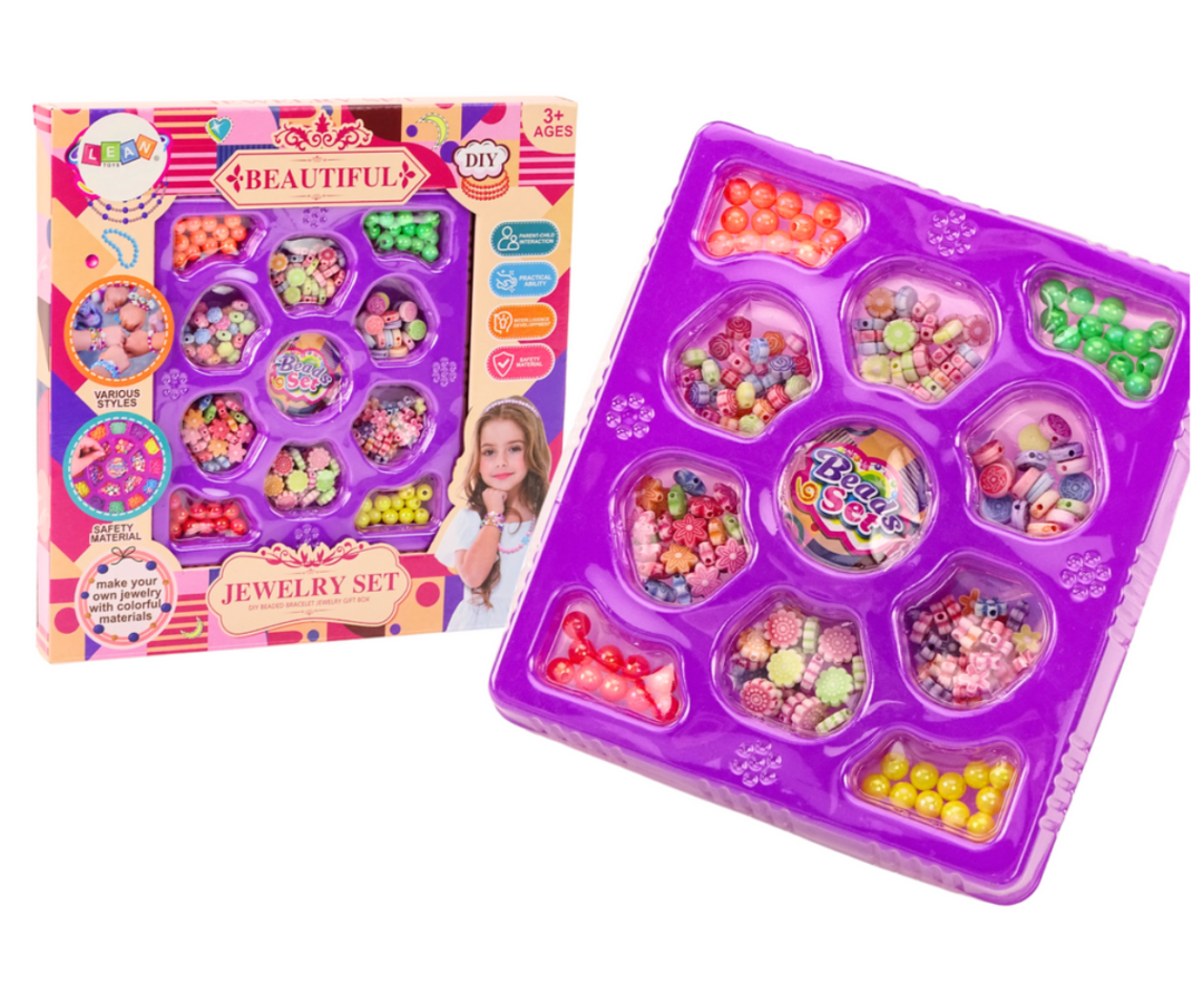 Lillemotiividega helmeste komplekt elastse nööriga – arendav ja lõbus tegevus.