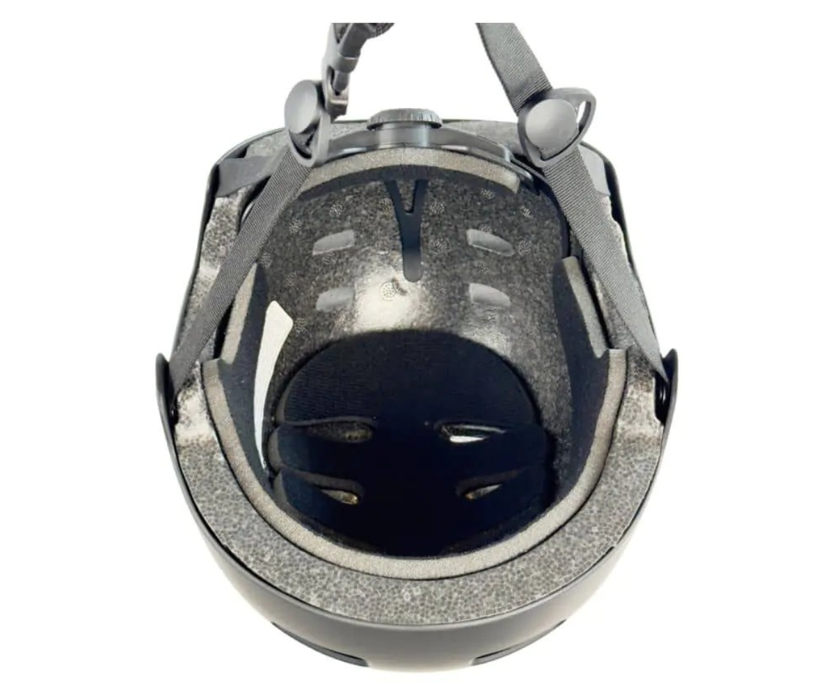 Boom Stay Safe kiiver küljelt – mugav ja turvaline disain aktiivsele lapsele.