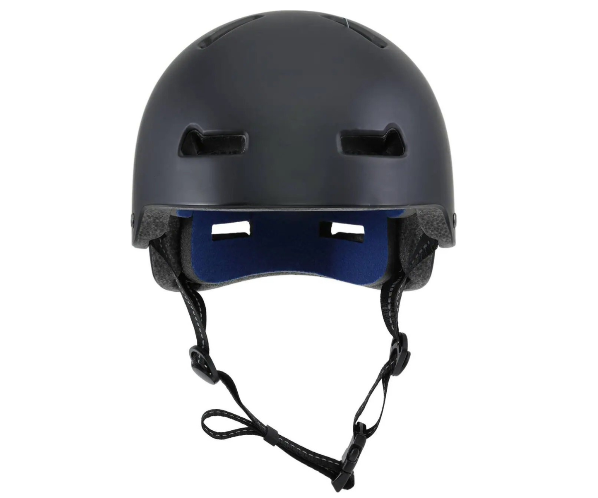 Must freestyle kiiver rulale ja tõukerattale – turvaline ja sportlik disain.