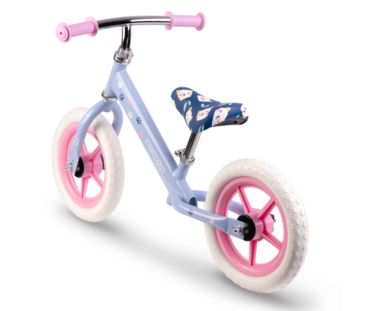 Laps sõitmas Ricokids jooksurattaga pargis.