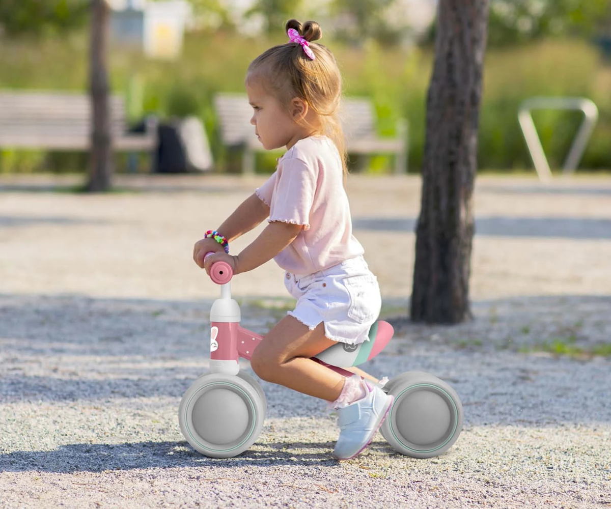 Laps sõitmas Ricokids kolmerattalise jooksurattaga.