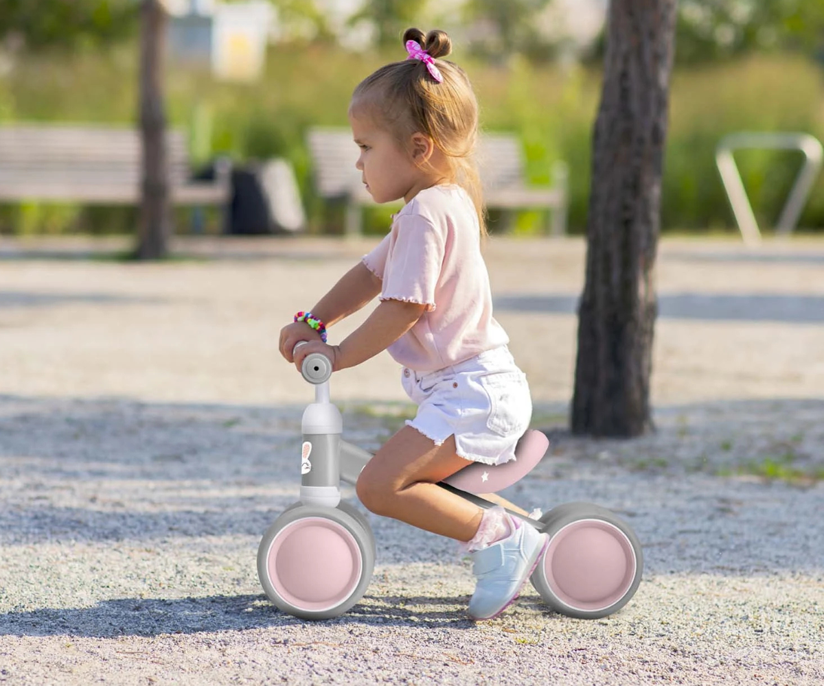 Minimalistliku disainiga esimene tasakaaluratas alates 12. elukuust.