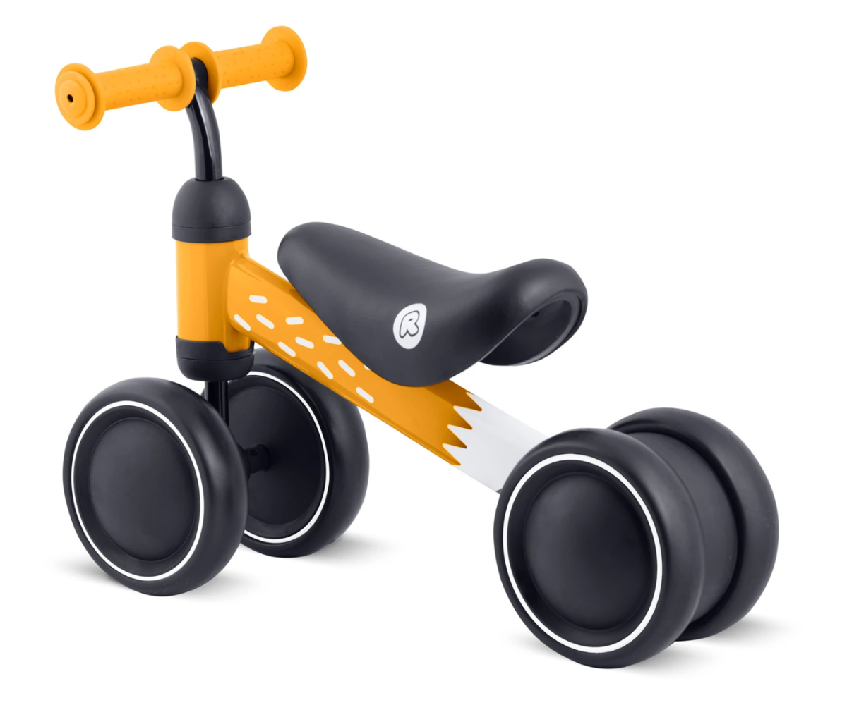 Laps sõitmas kolmerattalise Ricokids jooksurattaga.