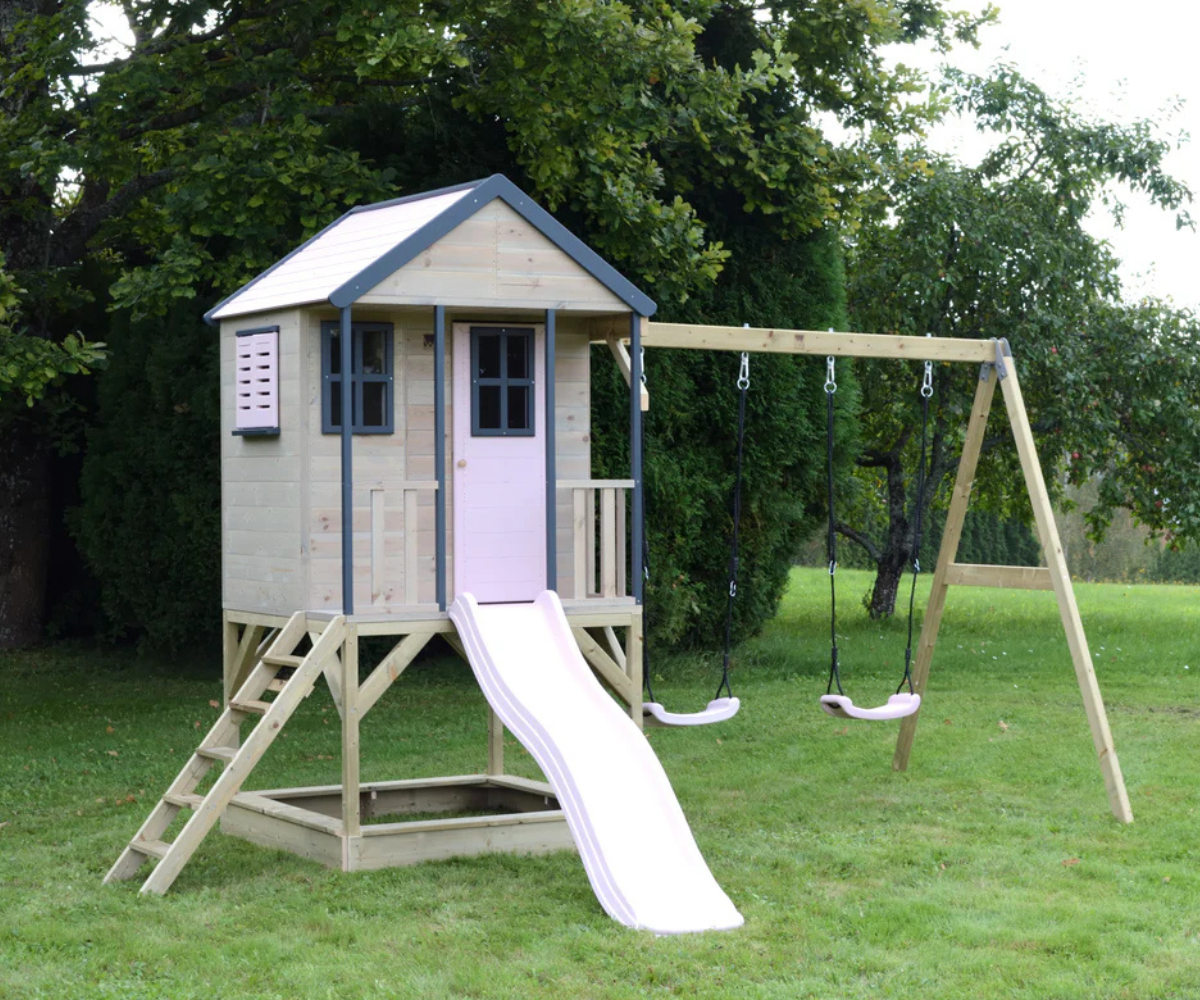 Turvaline laste mängumaja liivakasti ja platvormiga õuealale