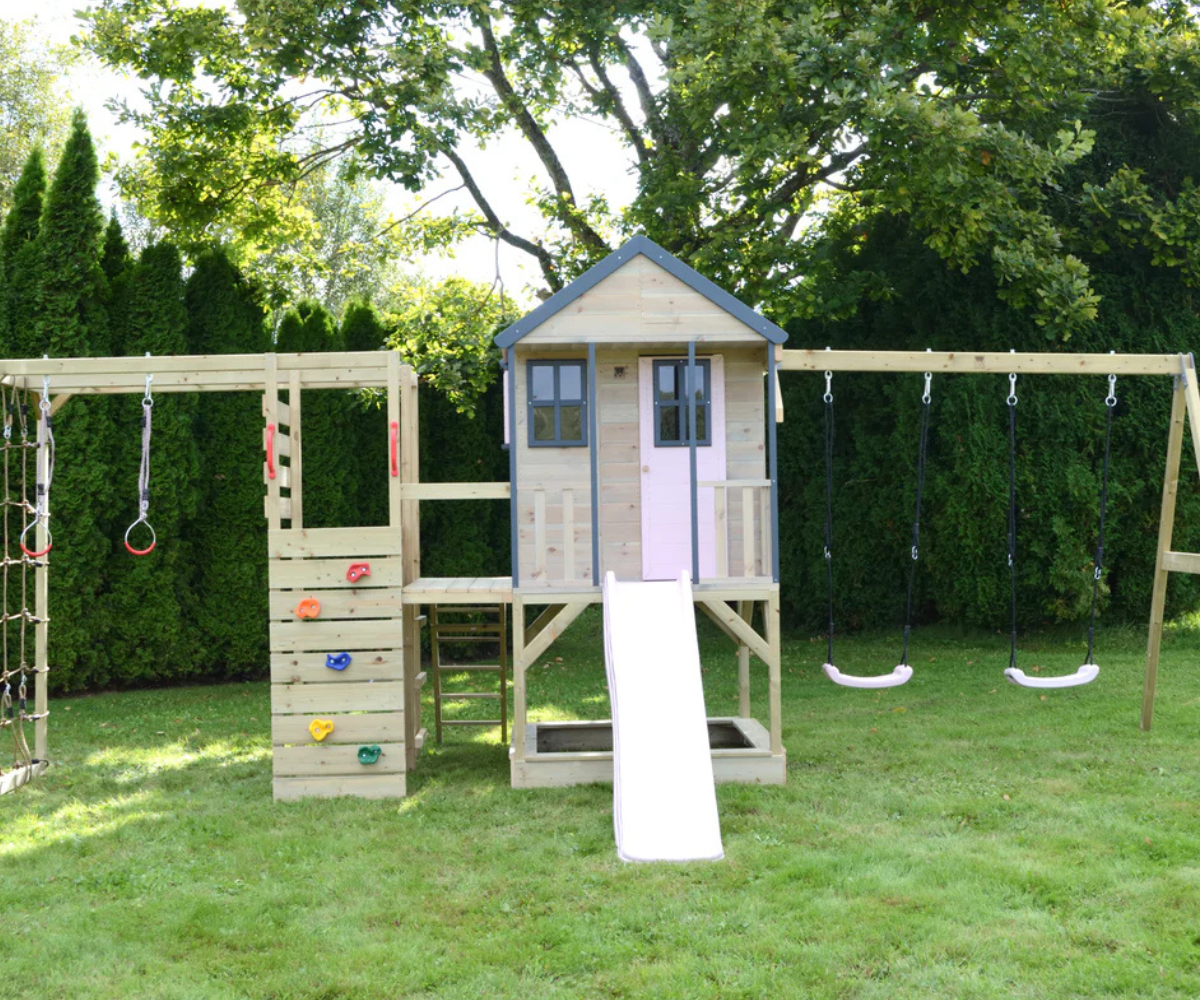 FSC-kuusepuidust mängumaja avara platvormi ja turvaliste Perspex-akendega